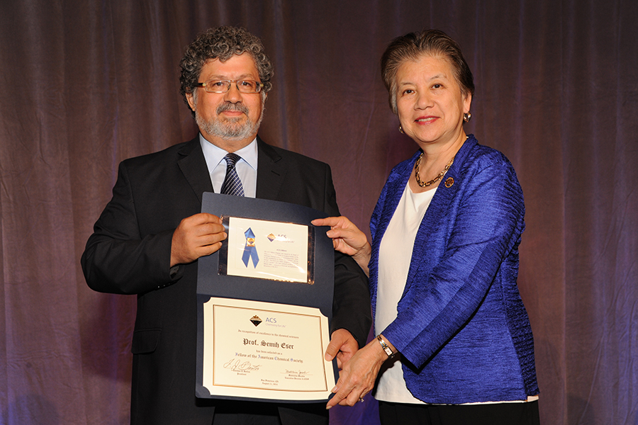 Semih Eser being inducted into the American Chemical Society